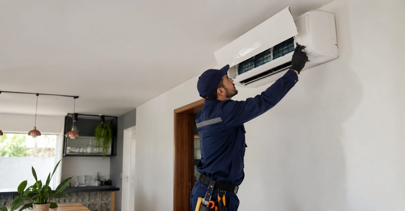 Técnico Elétrons Frio em serviço