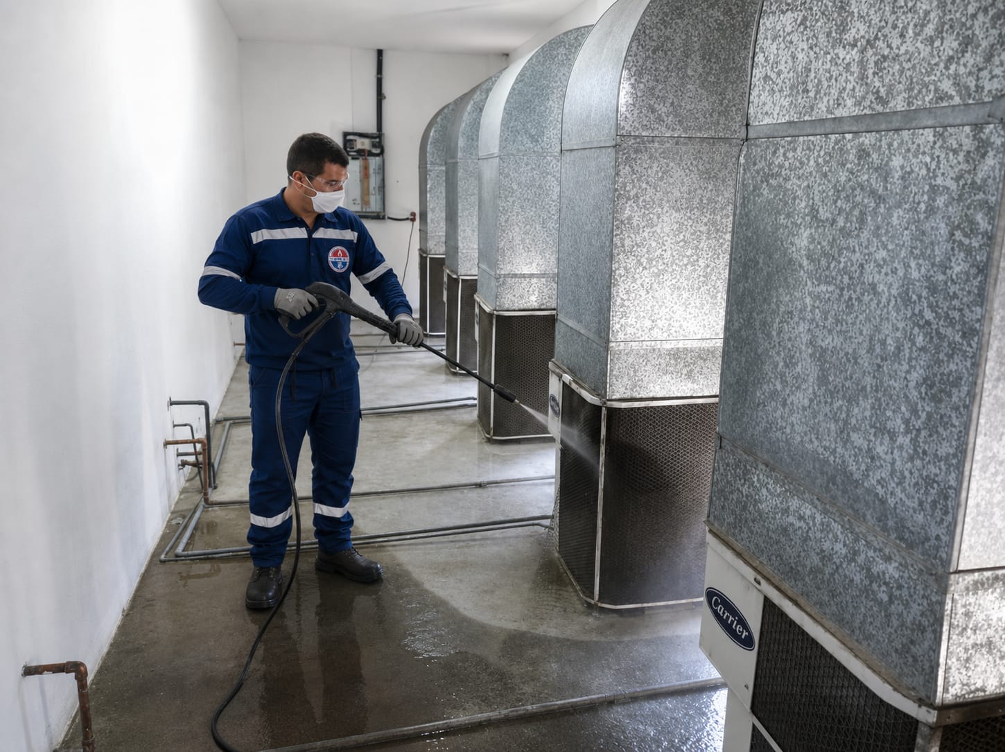 Técnico Elétrons Frio fazendo limpeza de condensadoras Carrier